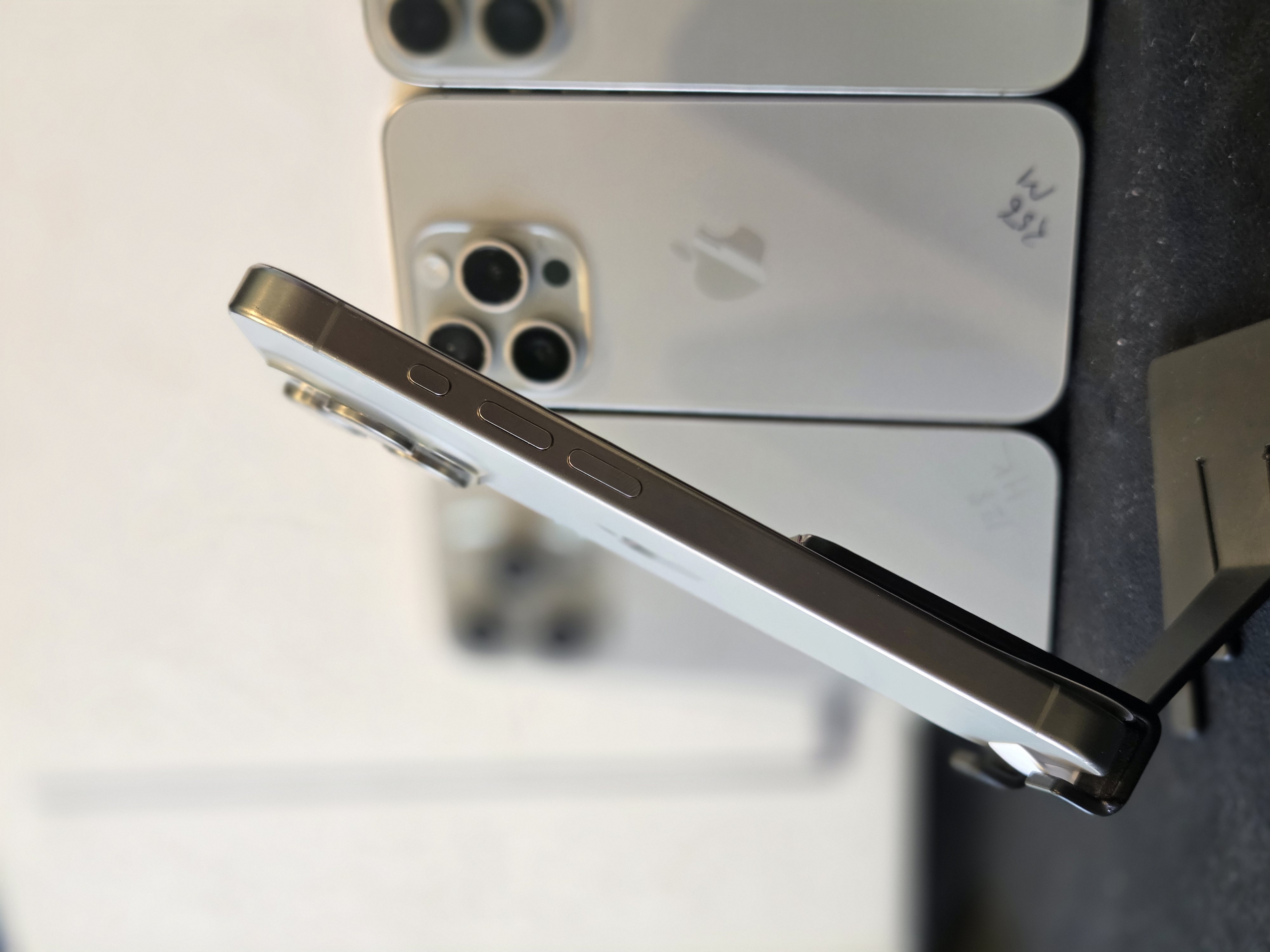 REFURBISHED IPHONE 15 PRO 256 GB NATURAL photo 3